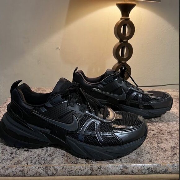 Nike V2K Run Women's Shoes Size 10 Black Athletic sneakers WOW - Picture 1 of 6